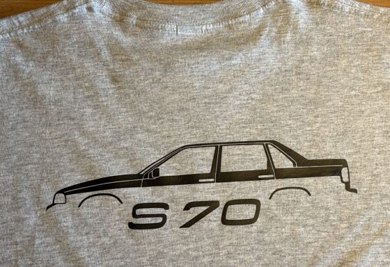 graues T-Shirt mit Silhouette eines Volvo S70 und Schriftzug S70