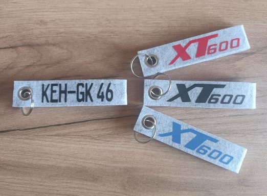 Schlüsselanhänger mit Kennzeichen und XT600 in verschiedenen Farben.