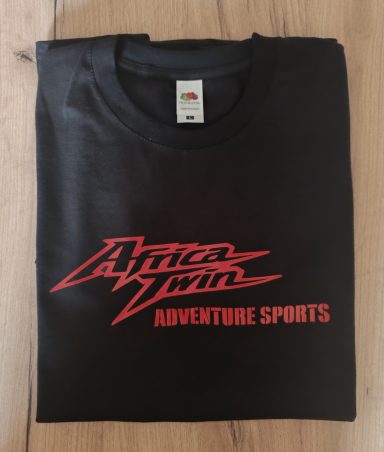 Schwarzes T-Shirt mit rotem Aufdruck "Africa Twin Adventure Sports".