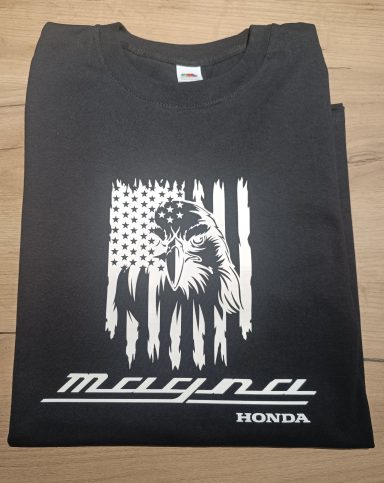 Schwarzes T-Shirt mit einer stilisierten amerikanischen Flagge und dem Honda-Logo.
