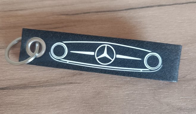 Keyring O319 schwarzer Schlüsselanhänger aus Filz mit dem markanten Kühlergrill des Mercedes O319