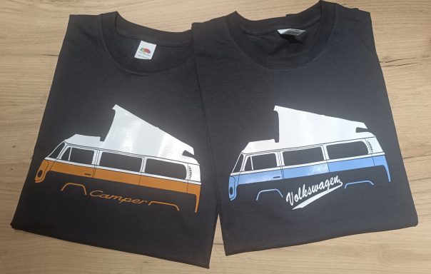 T-Shirt mit Aufdruck eines VW T2 mit Westfalia Campingdach