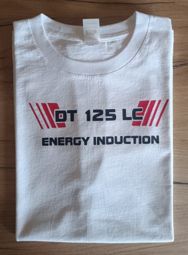 Weißes T-Shirt mit dem Aufdruck "DT 125 LC ENERGY INDUCTION" in schwarz und rot.