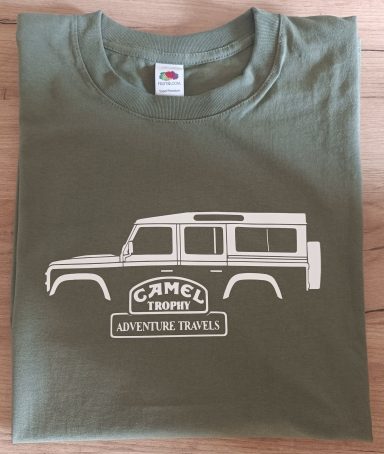 olivgrünes T-Shirt mit Land Rover Defender und Camel Trophy Logo