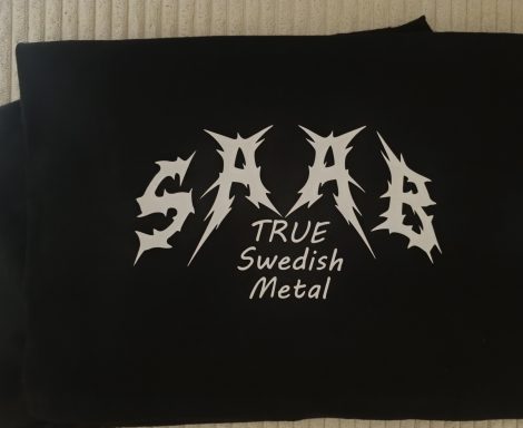 schwarzes T-Shirt mit der Aufschrift Saab true swedish metal im heavy metal design