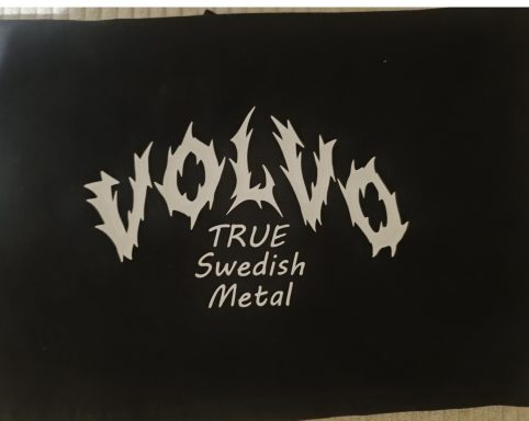 schwarzes T-Shirt mit der Aufschrift Volvo True swedish metal im Heavy Metal design