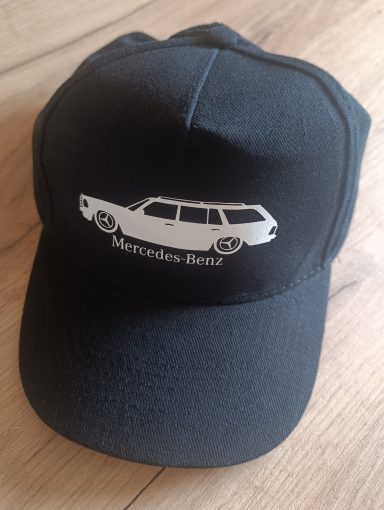 schwarze Cap mit Mercedes W123 Kombi