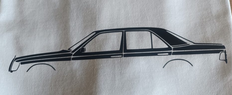 weißes T-Shirt mit Silhouette eines Mercedes Benz W124 