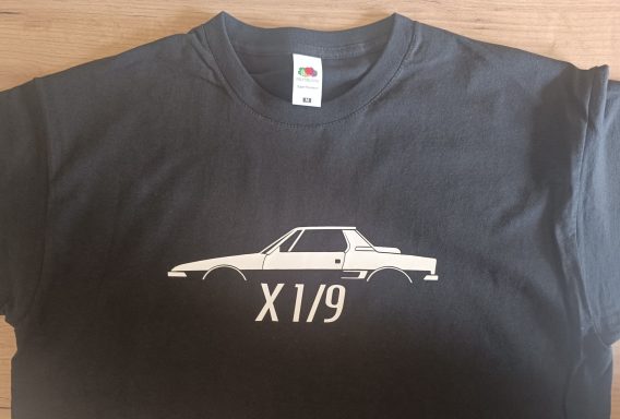 schwarzes T-Shirt mit Silhouette eines Fiat X 1-9 Bertone