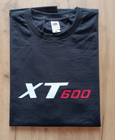 Schwarzes T-Shirt mit dem Logo „XT600“ in weiß und rot.
