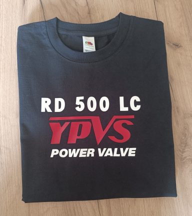 Schwarzes T-Shirt mit dem Aufdruck „RD 500 LC YPVS POWER VALVE“ in Weiß und Rot.