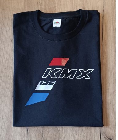 Schwarzes T-Shirt mit KMX-Logo in rot und blau.