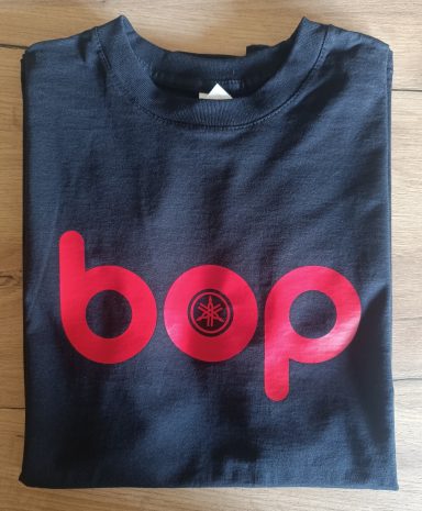 schwarzes T-Shirt mit dem Yamaha bop Schriftzug