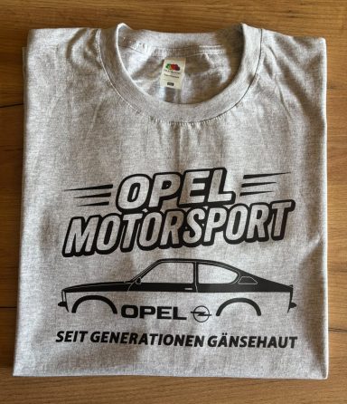 Graues T-Shirt mit Aufdruck „Opel Motorsport“ und einer seitlichen Abbildung eines Kadett C Coupe