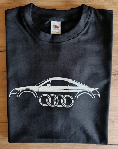 Schwarzes T-Shirt mit Silhouette eines Audi TT und Audi Ringe