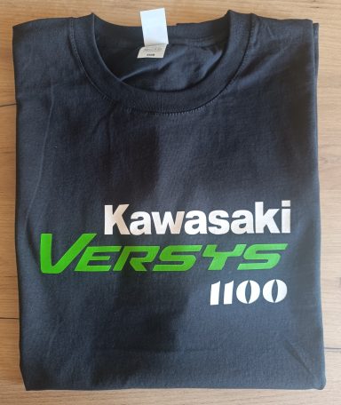 Schwarzes T-Shirt mit dem Aufdruck "Kawasaki Versys 1100" in grüner und weißer Schrift.