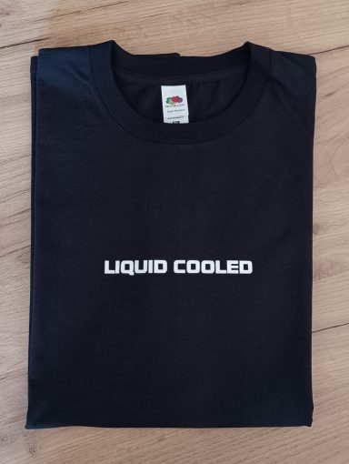 Schwarzes T-Shirt mit dem Aufdruck "LIQUID COOLED" in weißen Buchstaben.