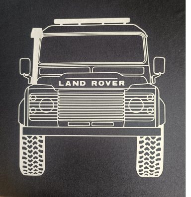 Frontansicht eines Land Rover mit markantem Grill und Reifenprofil.