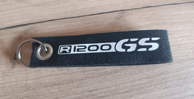 schwarzer Schlüsselanhänger mit Aufdruck BMW R1200 GS