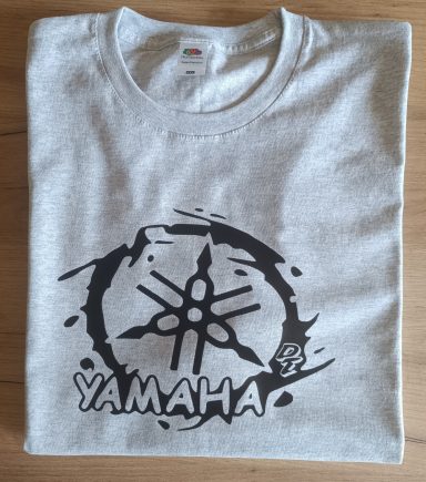 T-Shirt mit coolem Yamaha Logo und kleinem DT Schriftzug