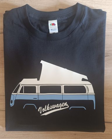 Schwarzes T-Shirt mit einem Grafikdruck eines Volkswagen-Busses in Blau.