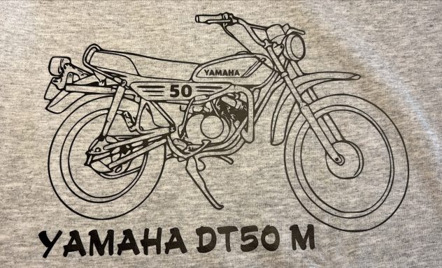 T-Shirt Yamaha DT50 2M4 Zeichnung eines Yamaha DT50 M Motorrads auf grauem T-Shirt