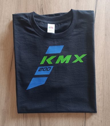 Schwarzes T-Shirt mit grün-blauem KMX-Logo auf der Vorderseite.