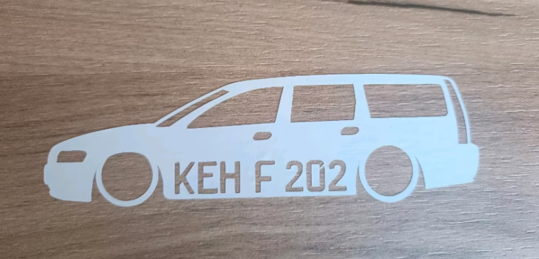 Silhouette eines Volvo V70 Aufkleber mit personalisiertem Kennzeichen