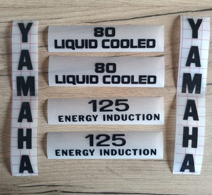 Aufkleber mit den Aufschriften "Yamaha", "80 Liquid Cooled" und "125 Energy Induction".