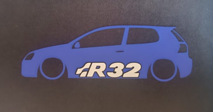 Blauer VW Golf 5 mit der Aufschrift „R32“ an der Seite.