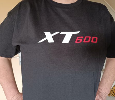 Schwarzes T-Shirt mit dem Aufdruck "XT 600" in weiß und rot.