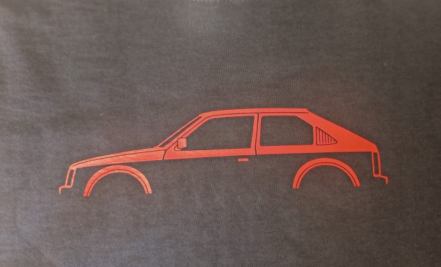 schwarzes T-Shirt mit Silhouette eines Opel Kadett D GTE