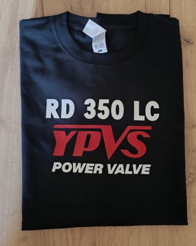 Schwarzes T-Shirt mit weißem und rotem Text: "RD 350 LC YPVS POWER VALVE".