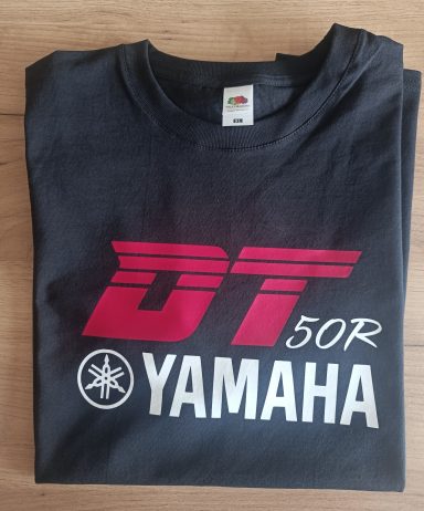 Schwarzes T-Shirt mit dem Aufdruck "DT 50R YAMAHA" in roten und weißen Buchstaben.