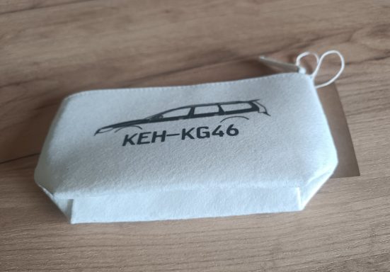 Stiftetui in weiß mit schwarz bedrucktem Auto und aufgedruckten Kennzeichen