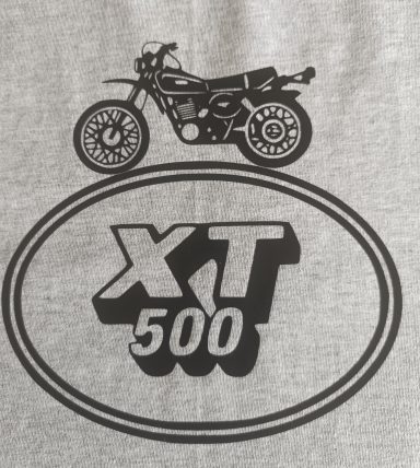 graues T-Shirt mit Yamaha XT500 Logo und XT500 Motorrad