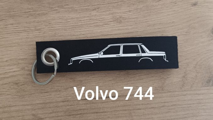 Schwarzer Schlüsselanhänger mit silberner Volvo 744 Silhouette und Schlüsselring.
