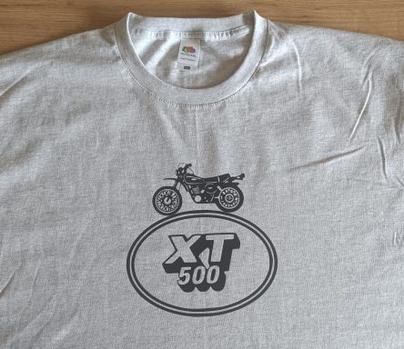 graues T-Shirt mit Yamaha XT500 Logo und XT500 Motorrad