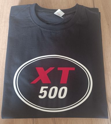 schwarzes T-Shirt mit Logo der alten Yamaha XT500