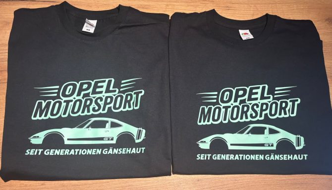 Schwarze T-Shirts mit grünem "Opel Motorsport"-Logo und Auto-Silhouette eines Opel GT