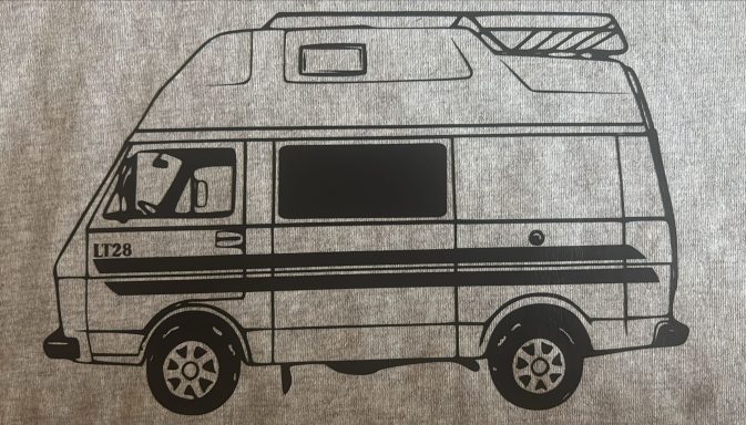 graues T-Shirt mit einem VW LT28 Sven Hedin Campervan