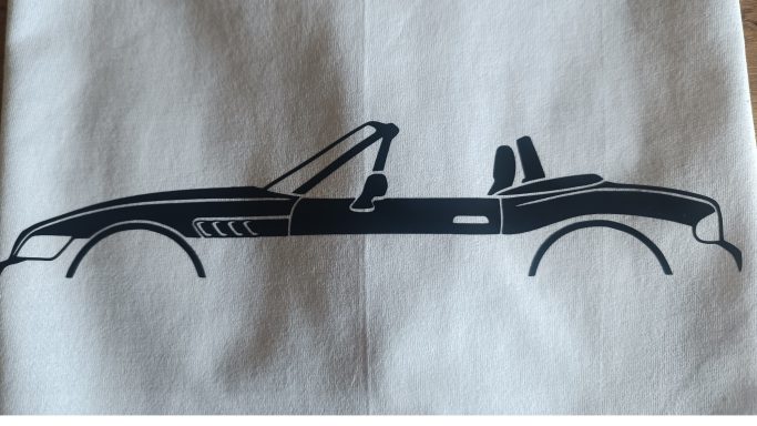 weißes T-Shirt mit Silhouette eines BMW Z3 Roadster