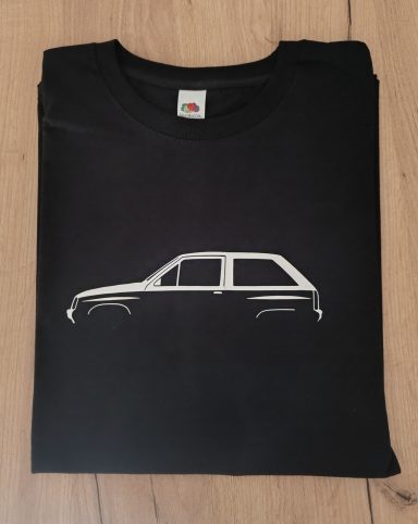 schwarzes T-Shirt mit Silhouette eines Opel Corsa A