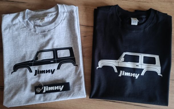 Zwei T-Shirts in Grau und Schwarz mit einem Auto-Design und "Jimny"-Aufschrift.