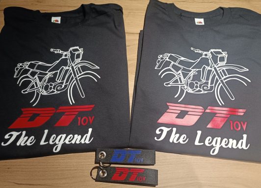 Schwarze T-Shirts mit einem Motorrad-Design und Schriftzug "DT 10V, The Legend".