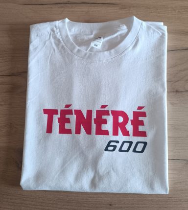 Weißes T-Shirt mit rotem Schriftzug „TÉNÉRÉ 600“.