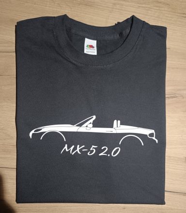 schwarzes T-Shirt mit weißem Aufdruck eines Mazda MX5 NC Cabriolets und der Aufschrift „MX-5 2.0“.
