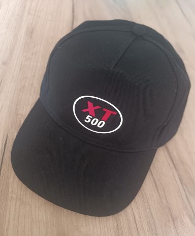 Schwarze Baseballmütze mit rotem "XT 500"-Logo auf der Vorderseite.