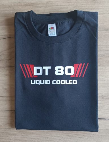 Schwarzes T-Shirt mit dem Aufdruck "DT 80 Liquid Cooled" in roter Schrift.
