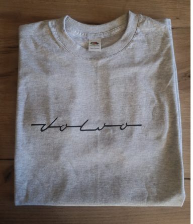 Graues T-Shirt mit dem alten Volvo-Schriftzug des Volvo Amazon